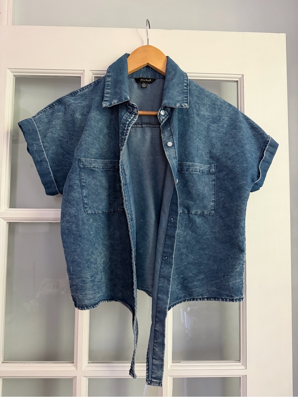Short-Sleeve Washed Denim Button-Down Shirt in Indigo Blue